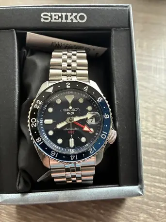 腕時計、ちょっと派手でゴツくて、仕事には合わないかも